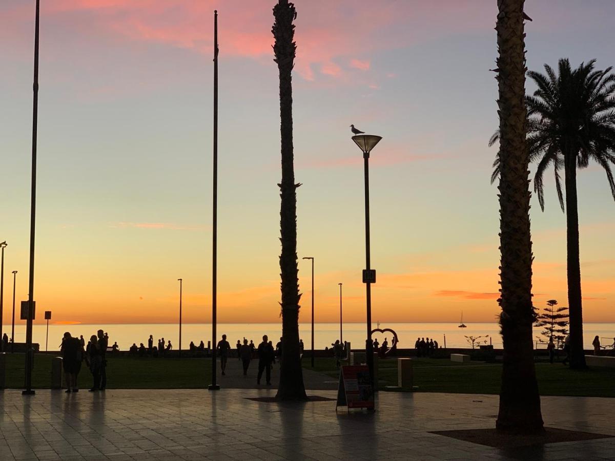 Beachside Luxury Apartments One & Two Bedroom In Beachfront Oaks Pier Building Glenelg Εξωτερικό φωτογραφία