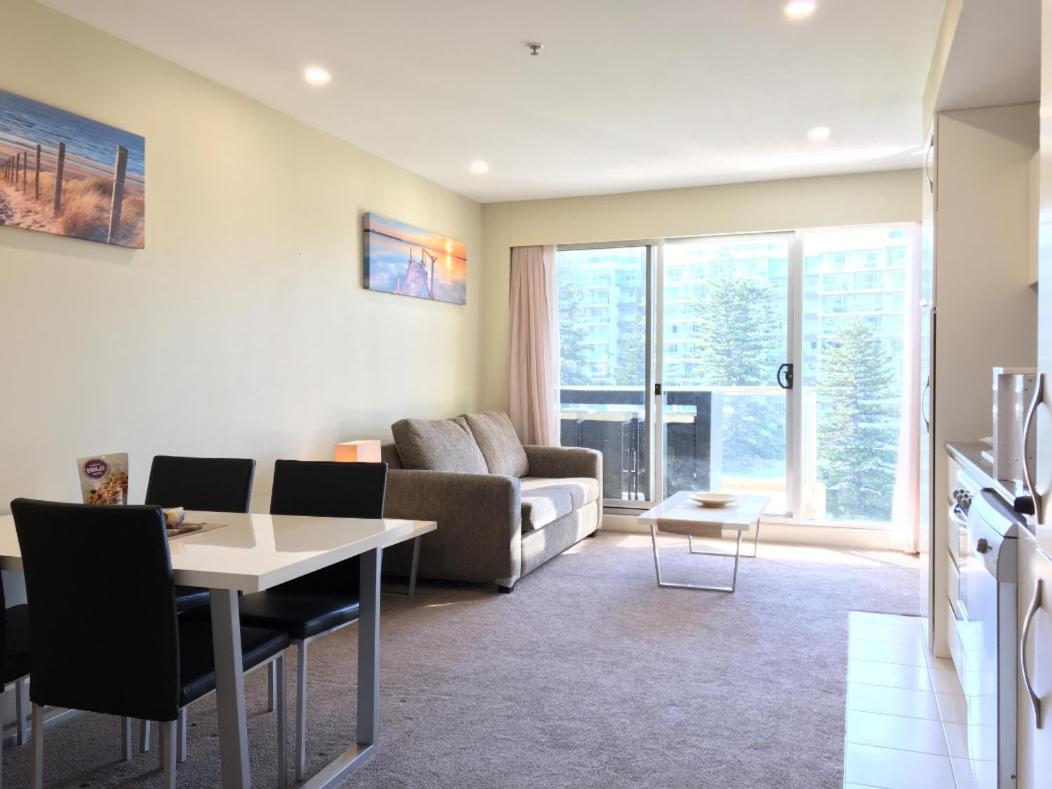 Beachside Luxury Apartments One & Two Bedroom In Beachfront Oaks Pier Building Glenelg Εξωτερικό φωτογραφία